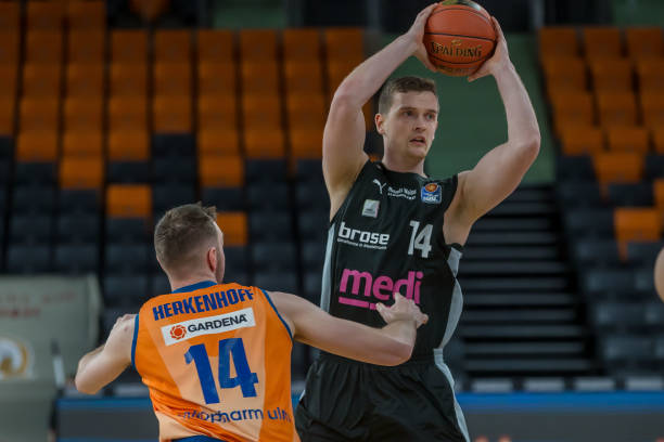 他轻松地操 他轻松地操